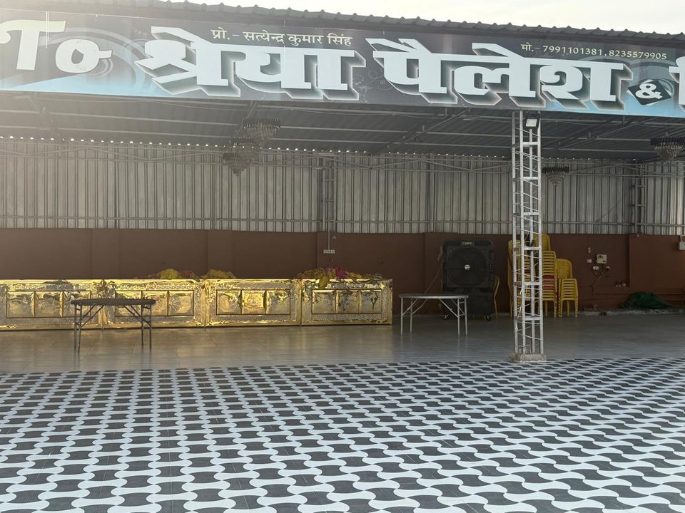 Official Hindi banner at dining pavilion